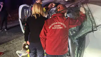 Balıkesir'de otomobil şarampole devrildi : 2 kişi yaralandı
