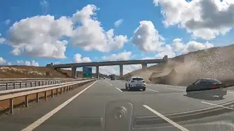Kuzey Marmara Otoyolu'nda tırın dorsesi kopup şarampole yuvarlandı