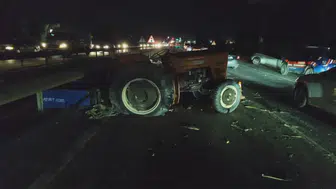 Antalya'da feci kaza! Otomobil traktöre arkadan çarptı : 2 ağır yaralı