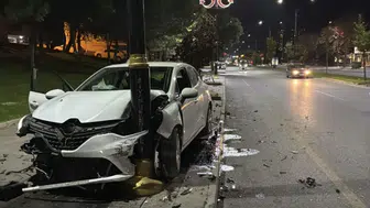 Sivas'ta otomobil aydınlatma direğine çarptı : 4 yaralı
