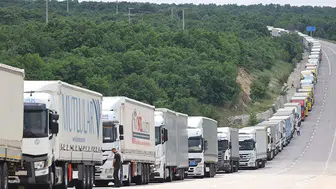 Bulgaristan'da Türkiye'ye geçiş için 18 kilometrelik tır kuyruğu