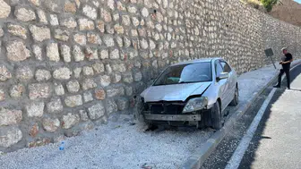 Adıyaman Besni'de otomobil istinat duvarına çarptı : 1 yaralı