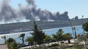 İzmir Aliağa'da gemi söküm tesislerindeki hurdalık deposunda yangın çıktı