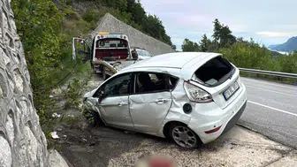 Bartın'da otomobil istinat duvarına çarptı : 1'i bebek 3 yaralı