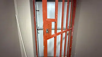 Mühürlü eğlence mekanı, eski diş kliniğinden duvar kırarak yol açtı