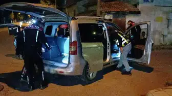 Ehliyetsiz sürücünün aracından uyuşturucu çıktı : 2 gözaltı