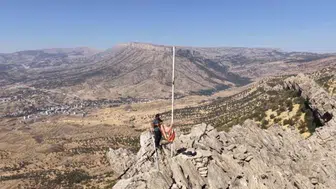 Hakkari’de yıpranan Türk bayrağını gazeteci yenisiyle değiştirdi