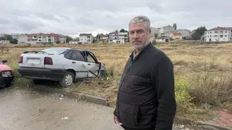 Eskişehir'de park halindeki otomobile çarpıp kaçtı : Araziye savrulan aracın sahibi sürücüyü arıyor