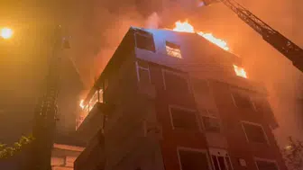 Güngören'de 5 katlı binanın çatısı alev alev yandı