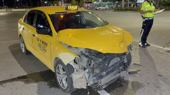 Samsun'da iki ticari taksi çarpıştı : 2 yaralı