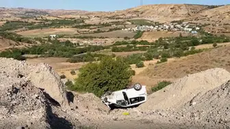 Adıyaman Kahta'da otomobil şarampole devrildi : 4 yaralı