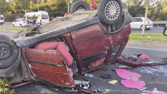 Gaziantep'te karşı şeride geçen otomobil ters döndü : 3 yaralı