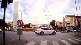 Bursa'da hatalı dönüş kazası ! İki otomobil böyle çarpıştı