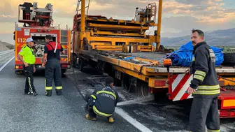 Erzincan'da seyir halindeki tırda yangın