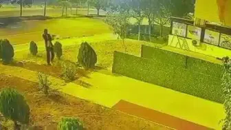 Diyarbakır'da iş yerine silahlı saldırı : Maskeli şüpheli kamerada
