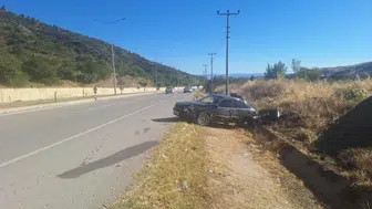 Çorum'da otomobil su kanalına çarptı : 2'si çocuk 4 yaralı
