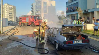 Hatay İskenderun'da otomobil alev alev yandı