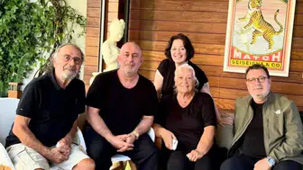 Taburcu olan Cem Yılmaz'dan mutlu aile fotoğrafı