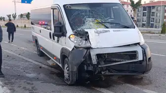 Karaman'da servis minibüsleri çarpıştı: 1 sürücü yaralandı