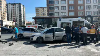 Kayseri'de iki otomobil çarpıştı: 2 kişi yaralandı