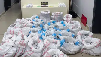 Mersin Şehir Hastanesi otoparkındaki araçta 256 binden fazla sentetik ecza ele geçirildi