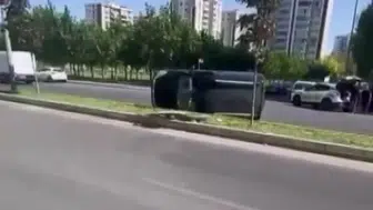Diyarbakır'da hafif ticari araç refüje çarparak yan yattı: 1 yaralı