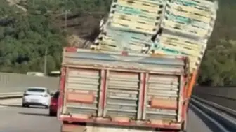 Bursa’da seyir halindeki tırın yükü yola düşme riski oluşturdu