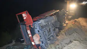 Adana'da yangına müdahale eden arazöz devrildi : 2 yaralı