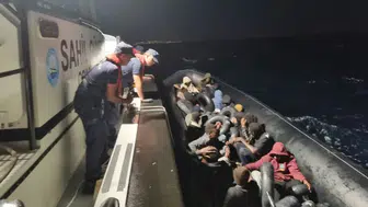 Aydın açıklarında kaçak göçmen operasyonu : Lastik botta 22 kişi yakalandı