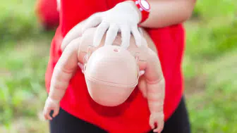 İzmir'de nefes borusuna şeker kaçan 3 yaşındaki çocuk Heimlich manevrasıyla kurtarıldı