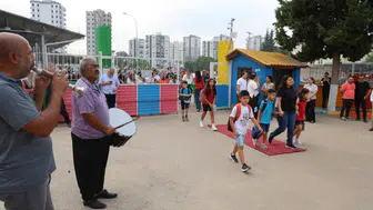 Adana'da ilk gün heyecanı : Öğrenciler kırmızı halı ve davul zurnayla karşılandı