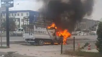 Seyir halindeyken yangın çıktı : Kamyonet saniyeler içinde kül oldu