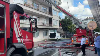 İstanbul Sarıyer'de korkutan yangın : 2 binanın çatısı ve araç hasar gördü