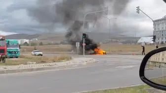 Bayburt'ta seyir halindeki kamyonet kasasındaki jeneratör yandı