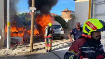Balıkesir Edremit'te yangın paniği : Alevler park halindeki otomobili sardı