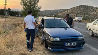 Adıyaman’da otomobil ile minibüs çarpıştı : 2 yaralı