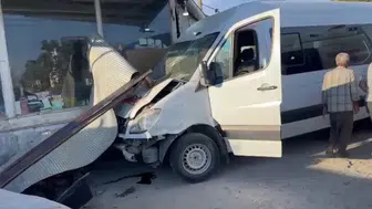 Şanlıurfa'da işçi servisi dükkana daldı