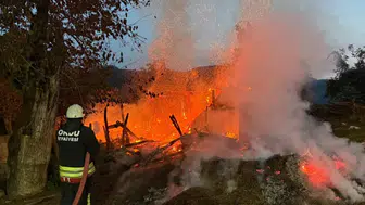 Ordu'da fındık kabuğundan çıkan yangında metruk ev küle döndü