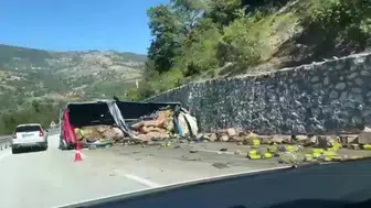 Araç istinat duvarına çarptı: 1 ölü, 1 yaralı