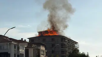 Elazığ’da korkutan çatı yangını : 8 katlı binada alevler yükseldi