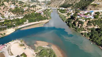 Tunceli’de iki nehir aynı noktada farklı renklere büründü