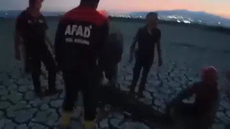 Kahramanmaraş’ta köprü altında çamurda mahsur kalan vatandaş ekiplerce kurtarıldı