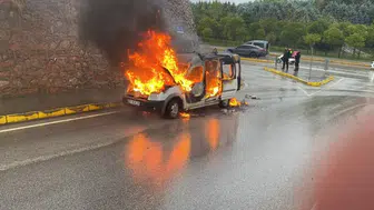 Kocaeli Körfez’de seyir halindeki hafif ticari araç alev alev yandı