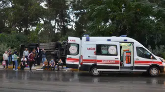 Hakkari Yüksekova’da servis minibüsü yoldan çıktı : 6 kişi yaralandı