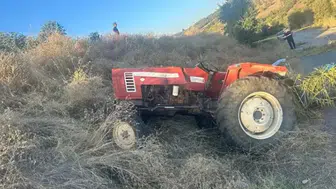 Manisa'da devrilen traktörün altında kalan sürücü hayatını kaybetti