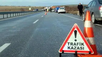 Mardin'de otomobil reklam panosuna çarptı : 3 yaralı