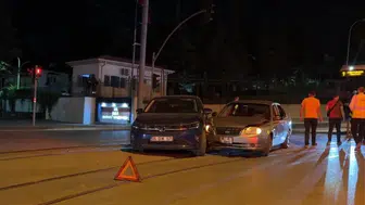 Eskişehir'de iki otomobil çarpıştı : Kazada 2 kişi yaralandı