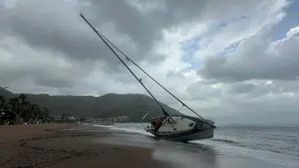 Marmaris'te ağaçlar devrildi, tekne karaya oturdu