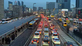 İstanbul'da Çarşamba Günü Trafik Yoğunluğu Neden Bu Kadar Yükseldi?