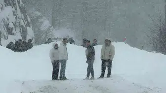 Trabzon-Bayburt yolunda çığ düştü: Yol tamamen kapandı